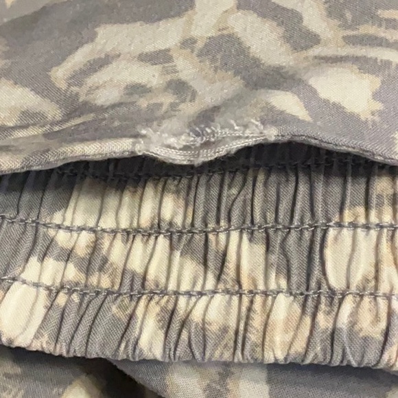 Jack by BB Dakota Blueish-Gray Wide Leg Boho Resort Floral Pants ~ Size Medium - Picture 10 of 13